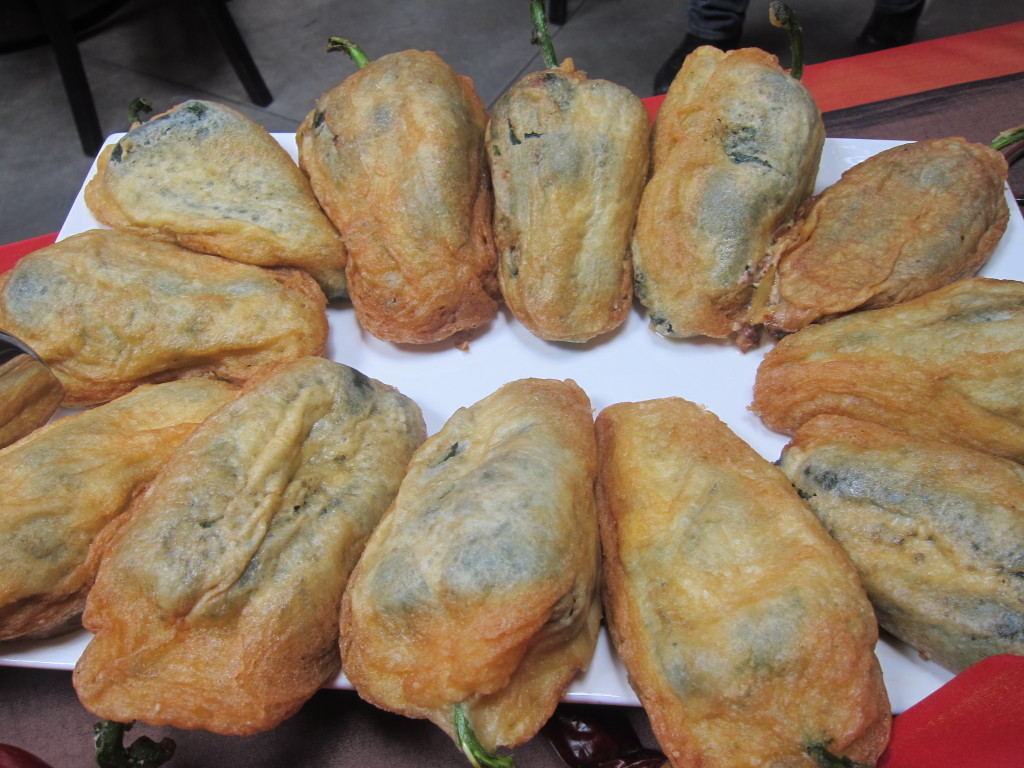 Chiles Rellenos de Requeson, Manzana y Nuez 